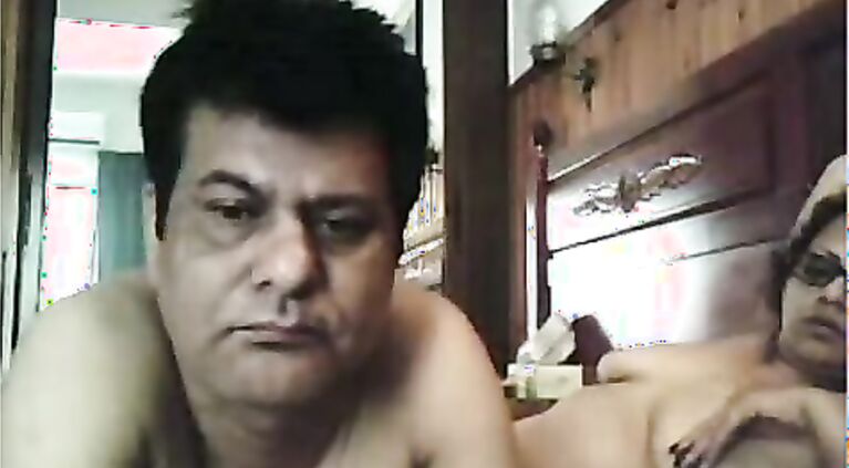Amateur Pakistani couple from London naked on webcam showing off their sexual adventure.