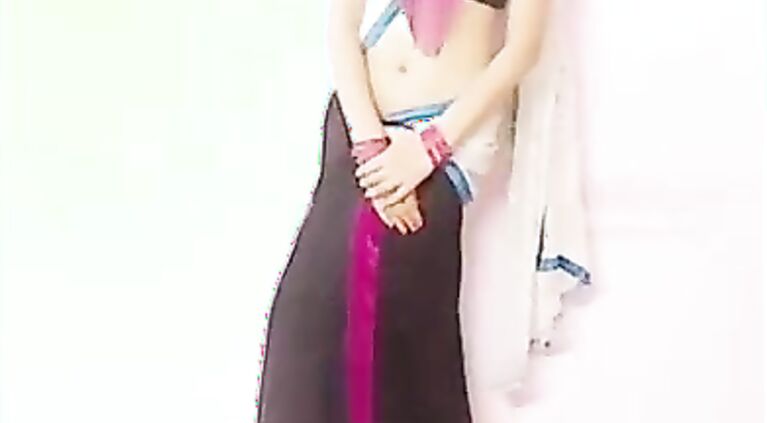 Sexy young indian girl teaching how to wear drapel saree!.