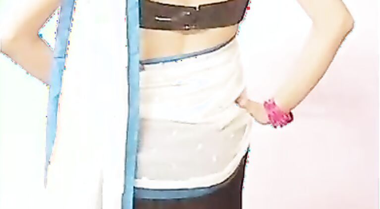 Sexy young indian girl teaching how to wear drapel saree!.