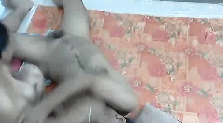 Sexy Indian bhabhi sucking cock