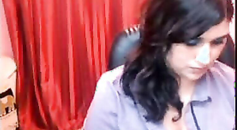 Chubby Indian girls on sex cam once again back with her stripping and pussy show!.