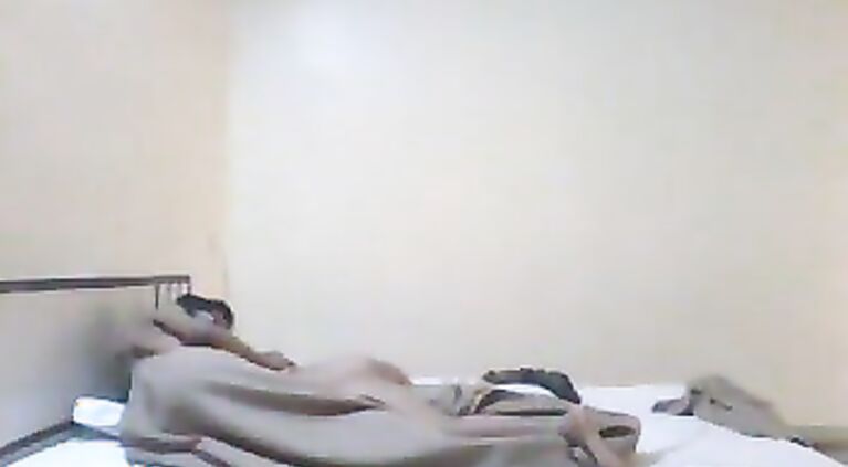 Mast home made video clip featuring desi bhabhi Anjela enjoying a hot session with her boyfriend Robert.