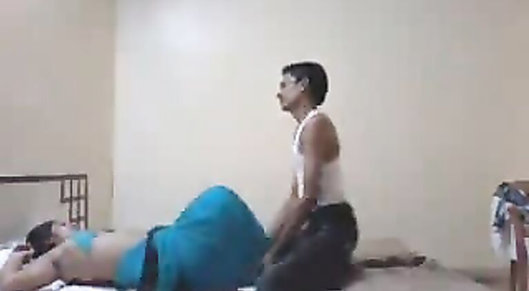 Newly married indian girl gets her newly motor started by her hubby.