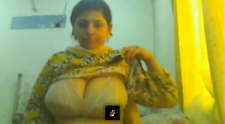 Pakistani couple on skype doing a sex chat with public.