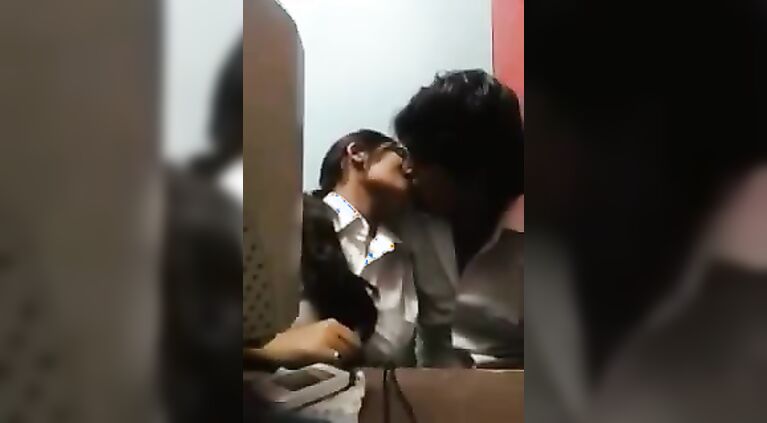 Desi Couple In Cyber Cafe - Movies.