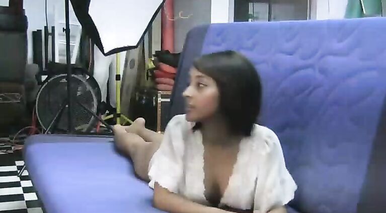 Mature Indian housewife from Lucknow aka Gaand maro bhabhi showing boobs on roof top to hubby