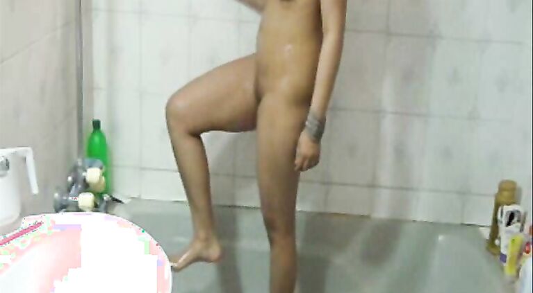 A quick short video of Delhi college babe Shilpa licking her boyfriend cock before getting fucked!