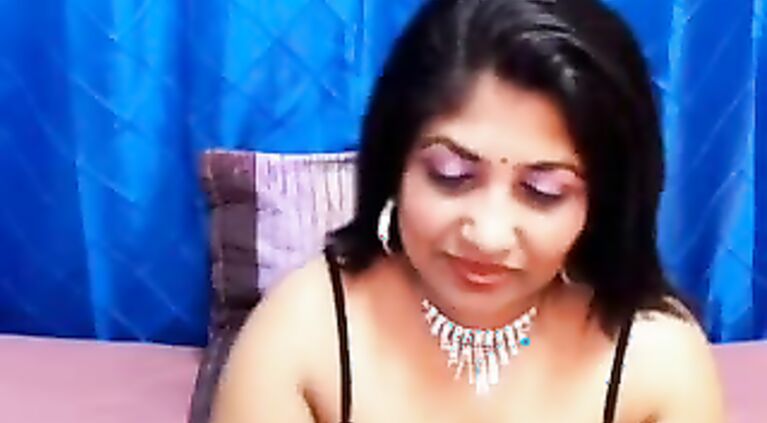 Indian Bimbo On Live Cam - Movies.
