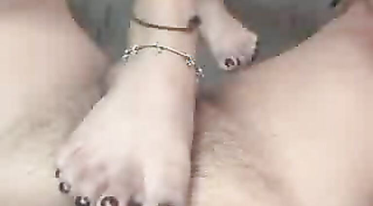 Bored Indian wife giving her man a blowjob while she is having her periods and not in mood to give him any thing