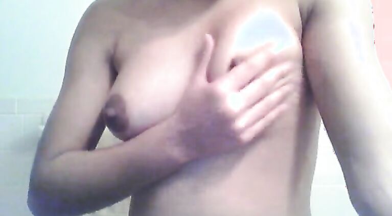 Bhopali babe on live sex cam show lifting her top exposing her juicy melons to public attending her private show