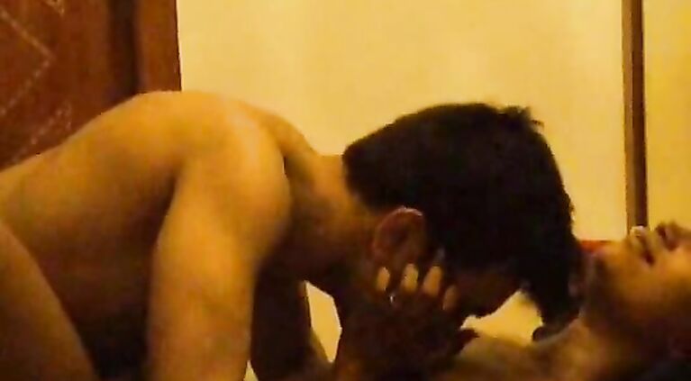 Delhi guy with her Indian Airline air hostess girlfriend Geetanjali in hotel sucking her big boobs and pumping her juicy pussy.