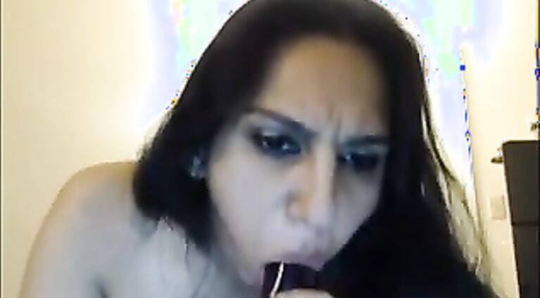 Delhi bhabhi doing live cam show from her bedroom sucking a big dildo pretending to give a blowjob to live public.