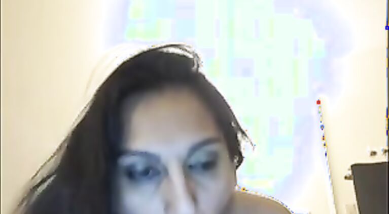 Delhi bhabhi doing live cam show from her bedroom sucking a big dildo pretending to give a blowjob to live public.