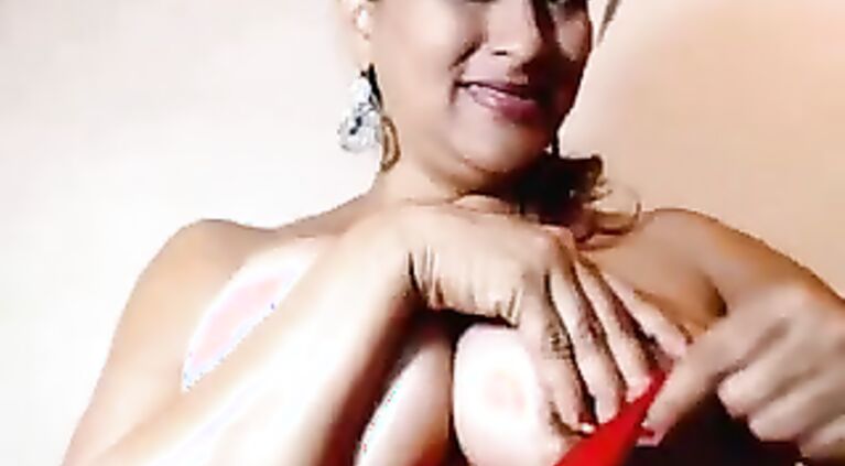 Busty boobs Sumitra aunty in her 2nd mms clip.