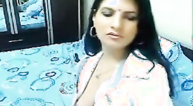 Gorgeous NRI babe online cam sex scandal.