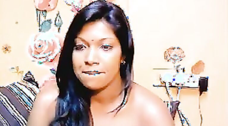 Indian housewife Rashmi performing like cam girl.