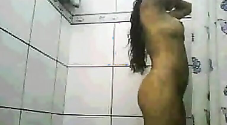 Sexy Babe Doing Cam While In Shower.