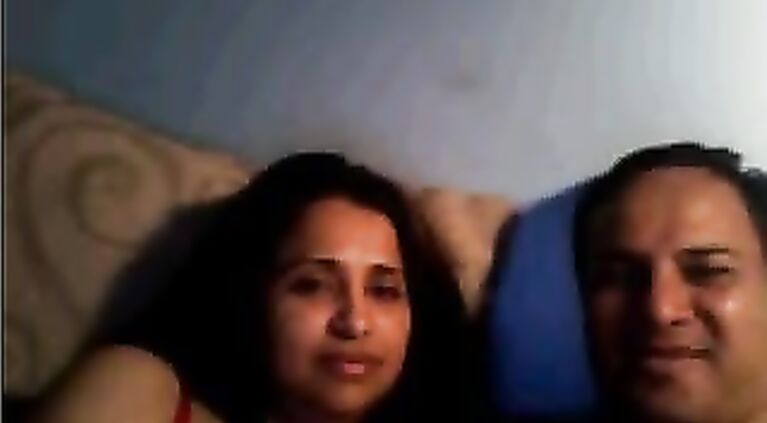 Randi nahi hai, kisi ki biwi hai Jo isse chudwane aayi hai