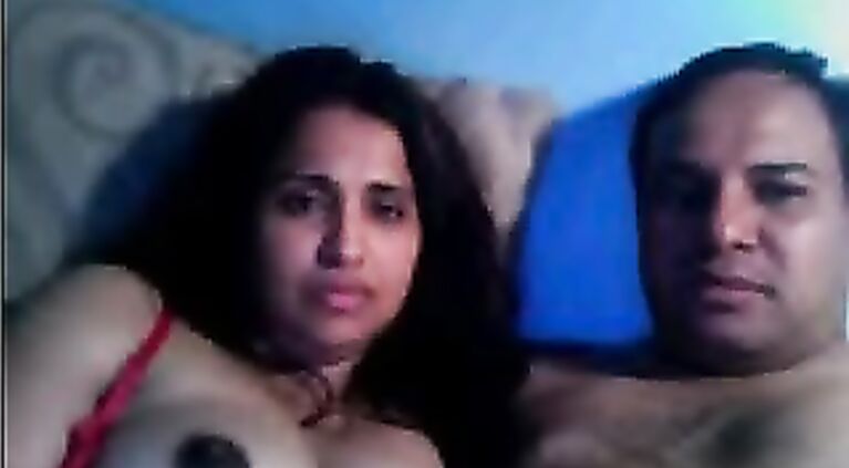 Randi nahi hai, kisi ki biwi hai Jo isse chudwane aayi hai