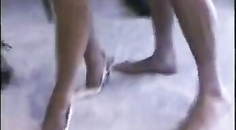 WOW, wish that was me being seeing to by both girls, HOT vid
