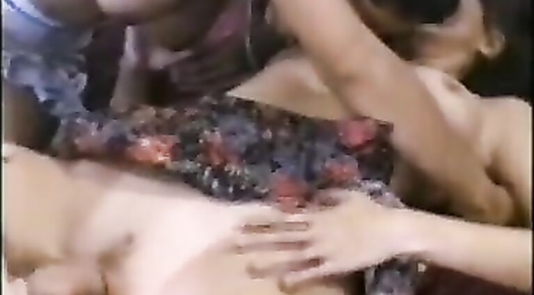 WOW, wish that was me being seeing to by both girls, HOT vid