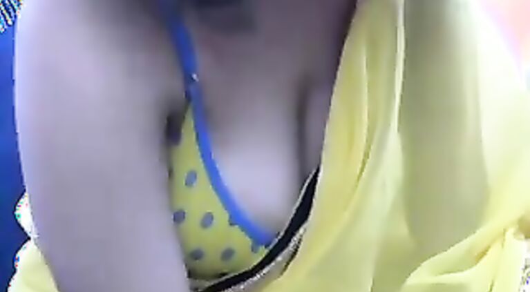 INDIAN BHABHI EXPOSING HUGE BOOBS ON WEBCAM