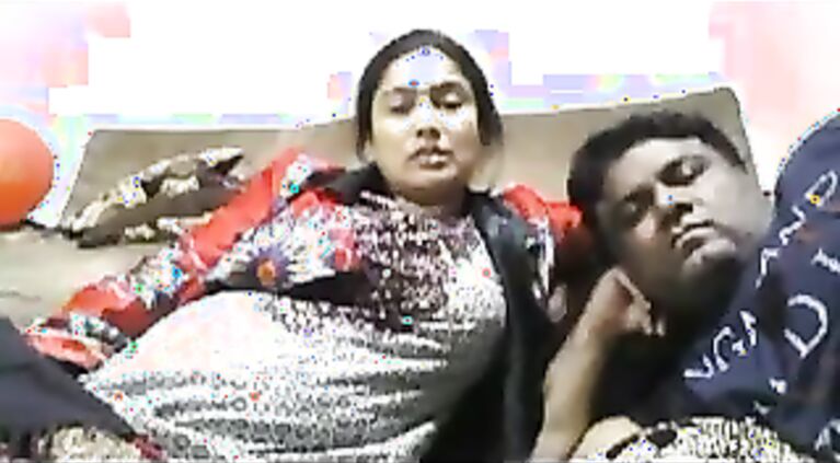 Hot Bhabhi Smnoking n enjoring with hubby webcam