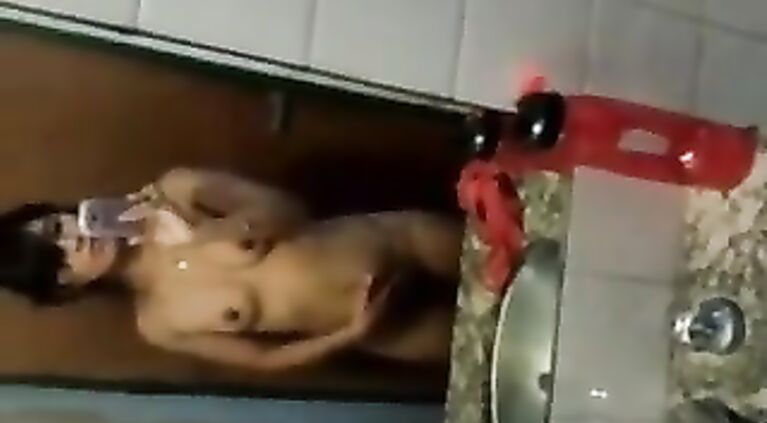 Selfshot Girl Fingering in Bathroom