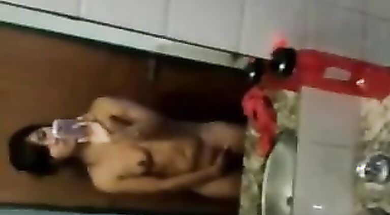 Selfshot Girl Fingering in Bathroom