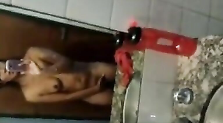 Selfshot Girl Fingering in Bathroom