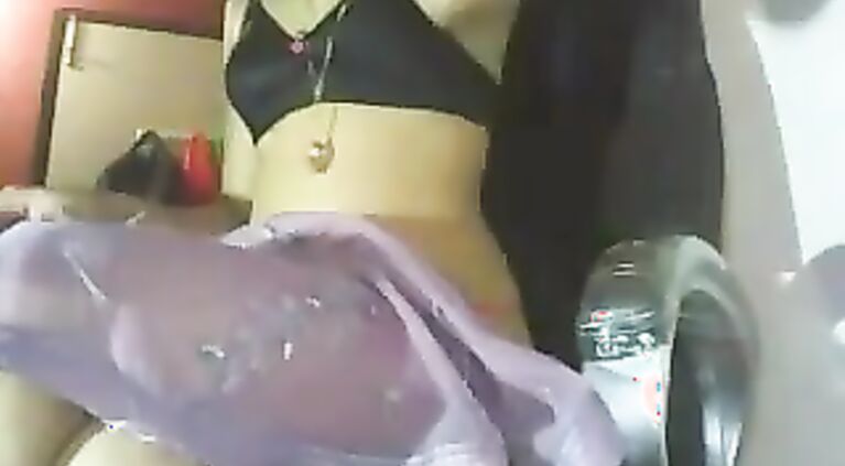Indian slim girl removing her saree showing her hot body