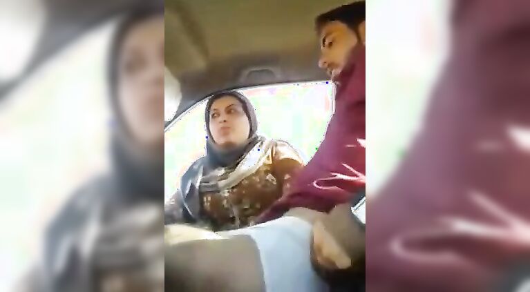 Indian Bhabhi cheating in Car with innocent caught pakistani aunt