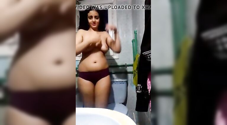 Egyptian Chick nude posing