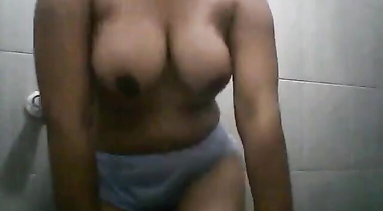 Srilanakan Girl Bathing Part 1