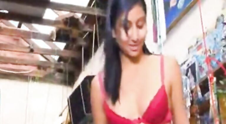 sri lankan girl shop 02
