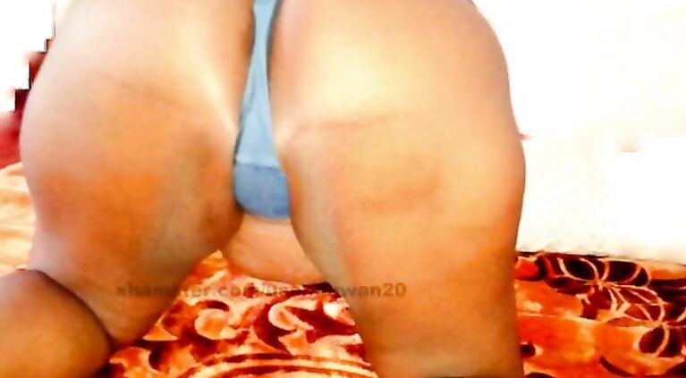 Sri Lankan Mom Flashing Her Blue Pantie (Slaidshow)