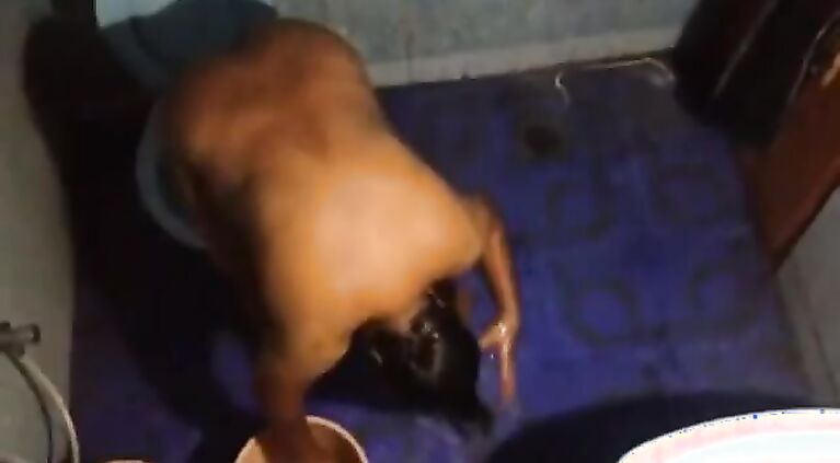 bangla tamil neighbor aunty bathing and washing hidden cam