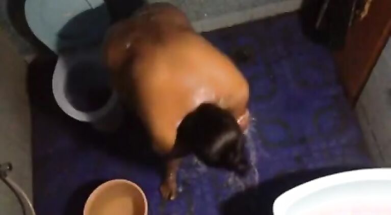 bangla tamil neighbor aunty bathing and washing hidden cam