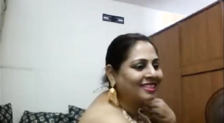 Webcam Aunty Changing