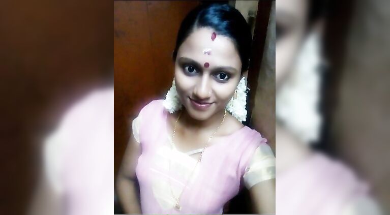 Desi milf exposing nude