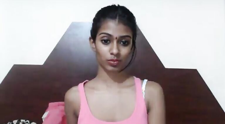 Indian chick loves to flash her jugs