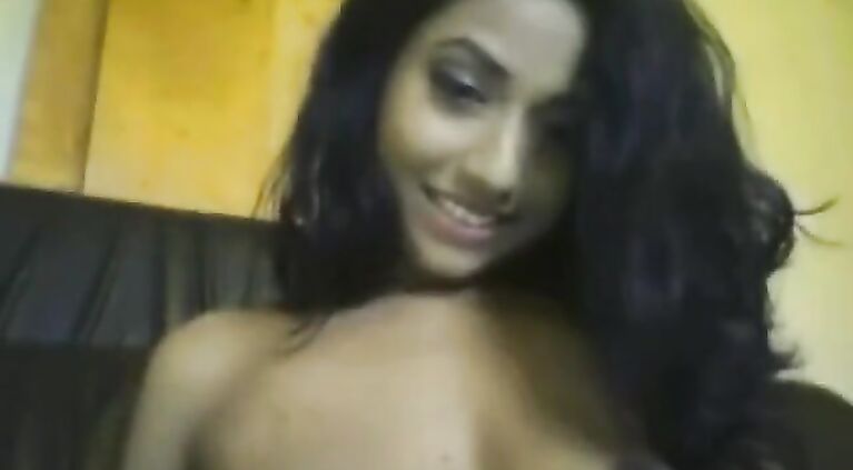 Who is this amazing Desi camgirl?