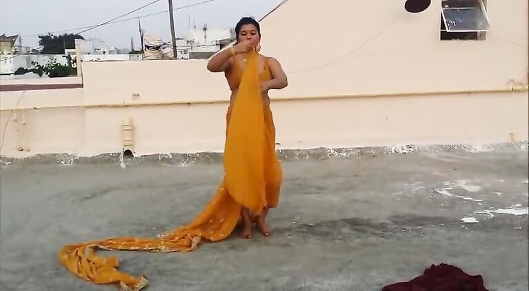 beautiful bhabhi wearing saree