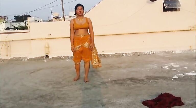 beautiful bhabhi wearing saree
