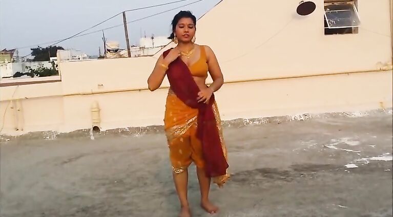 beautiful bhabhi wearing saree
