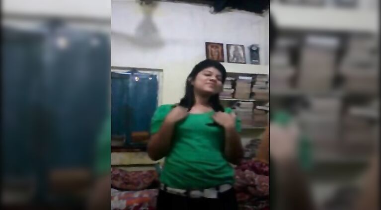 bangla slut chinmoyee masturbates on cam