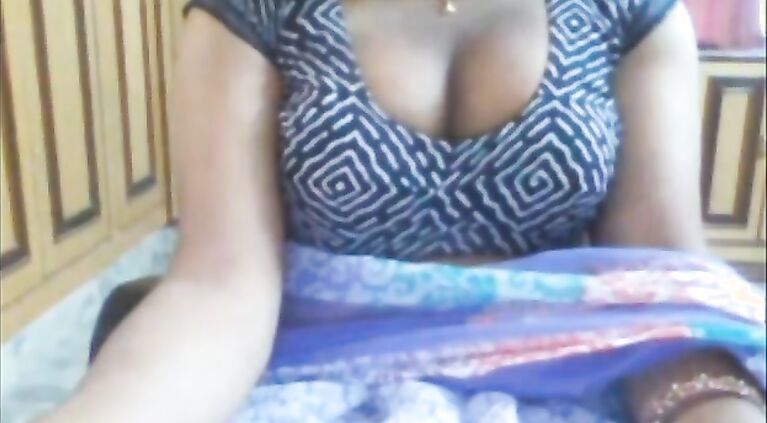 Indian Aunty on Skype Showing Nide and Boobs and Hairy Cunt