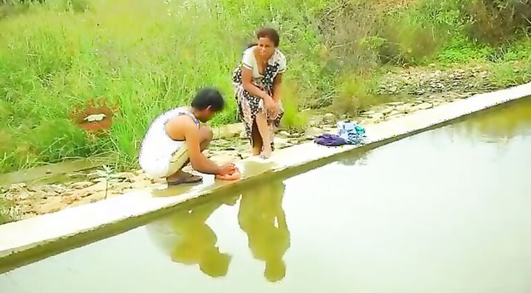 Cute mallu aunty boobs pressing outdoor
