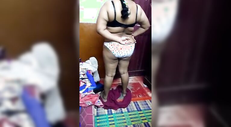 Tamil Plump Aunty Show her curves