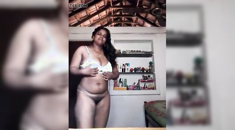 beautiful mallu aunty stripping showing juicy tits